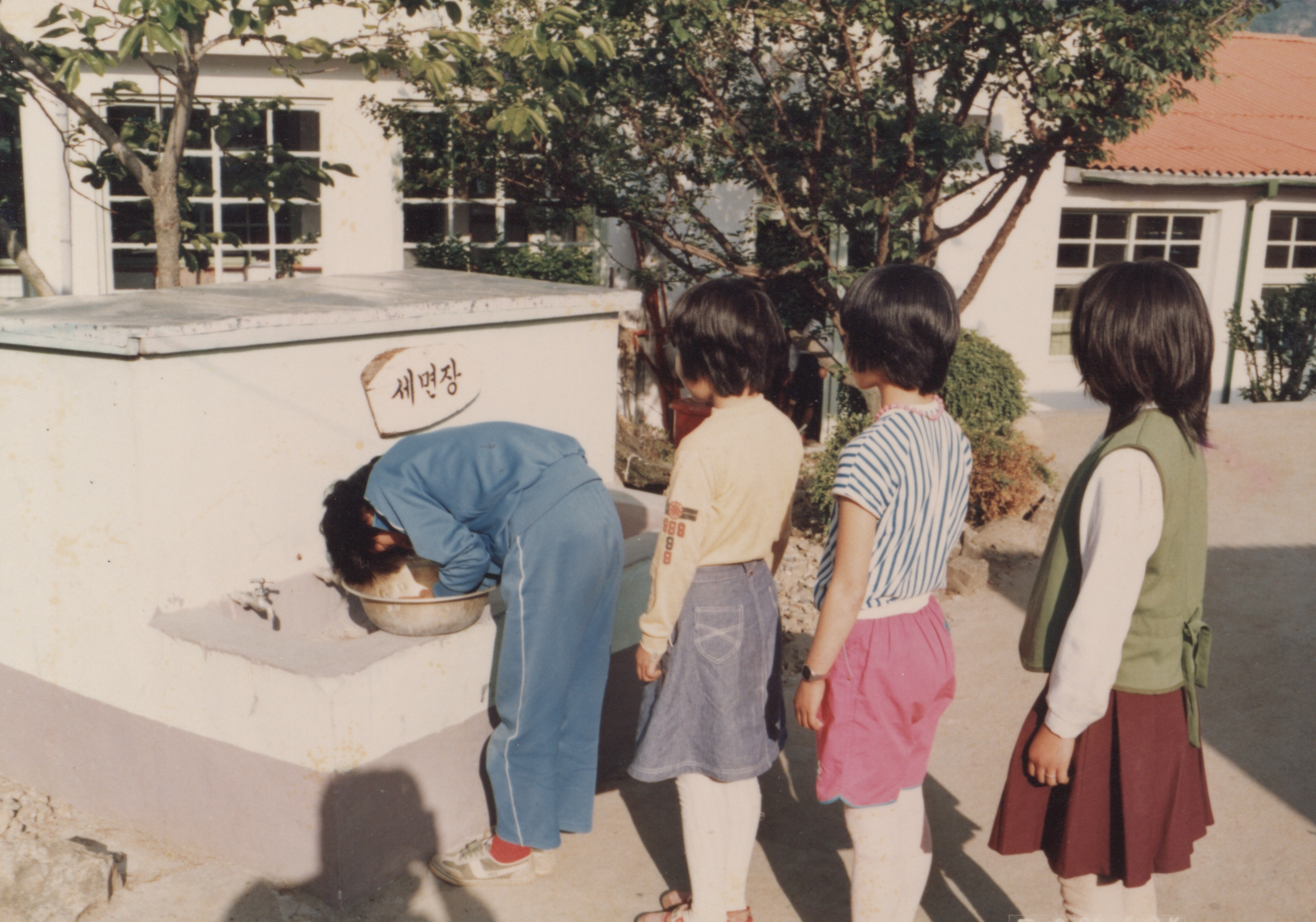 갑을초등학교_세면장에서 세수하는 학생들